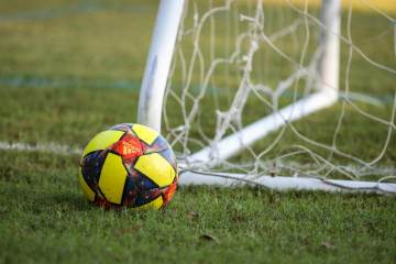 托纳利自导自演破门，皮球折射入网（配图示意）